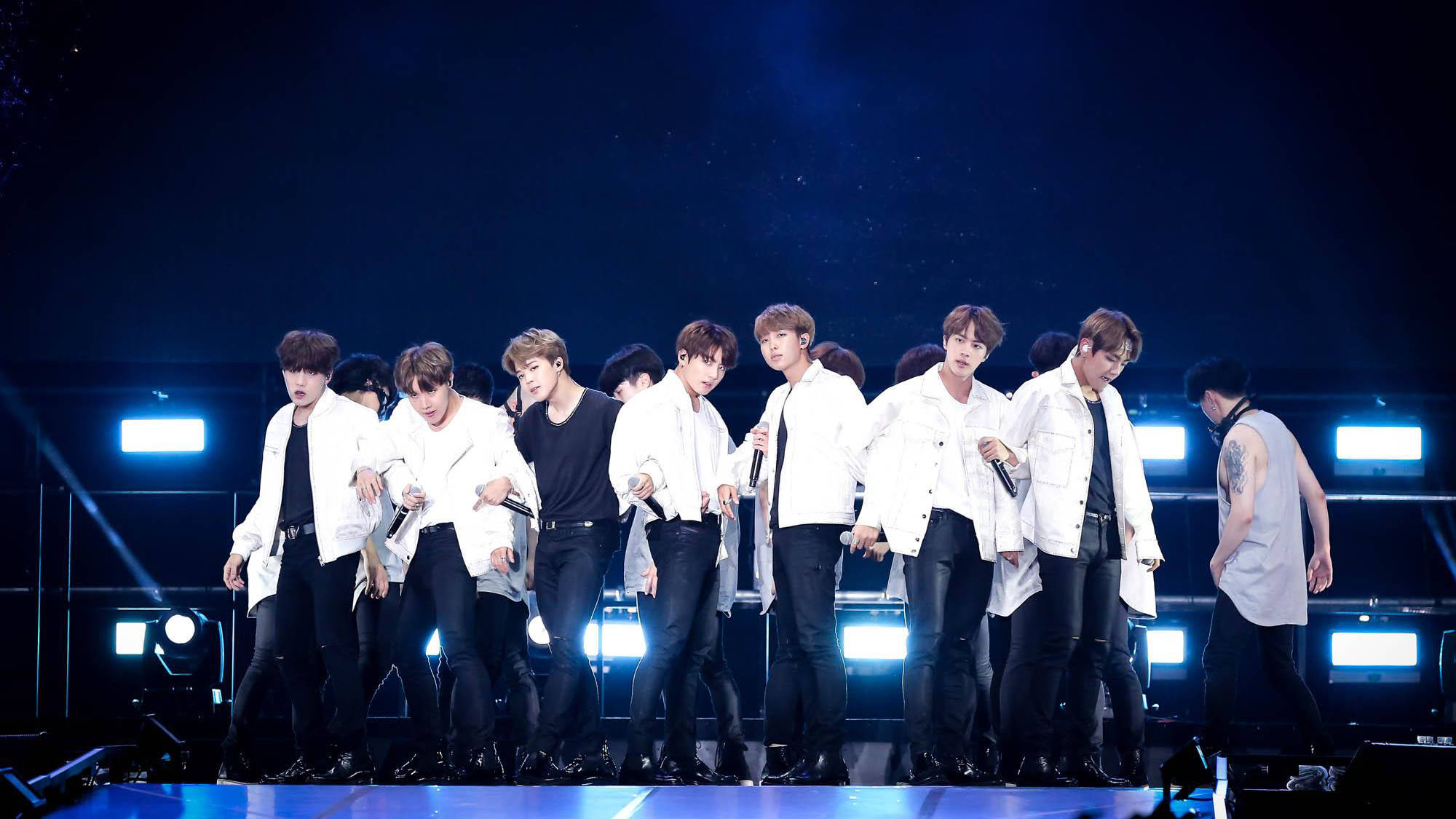 لابتوب رائع لجولة عالمية مع BTS خلفية