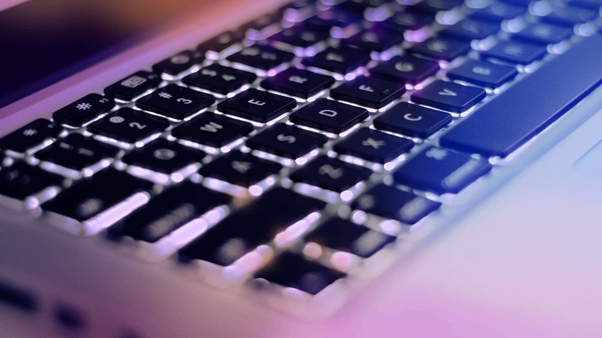 لابتوب ماك بوك أنيق مفتوح وجاهز للاستخدام. خلفية