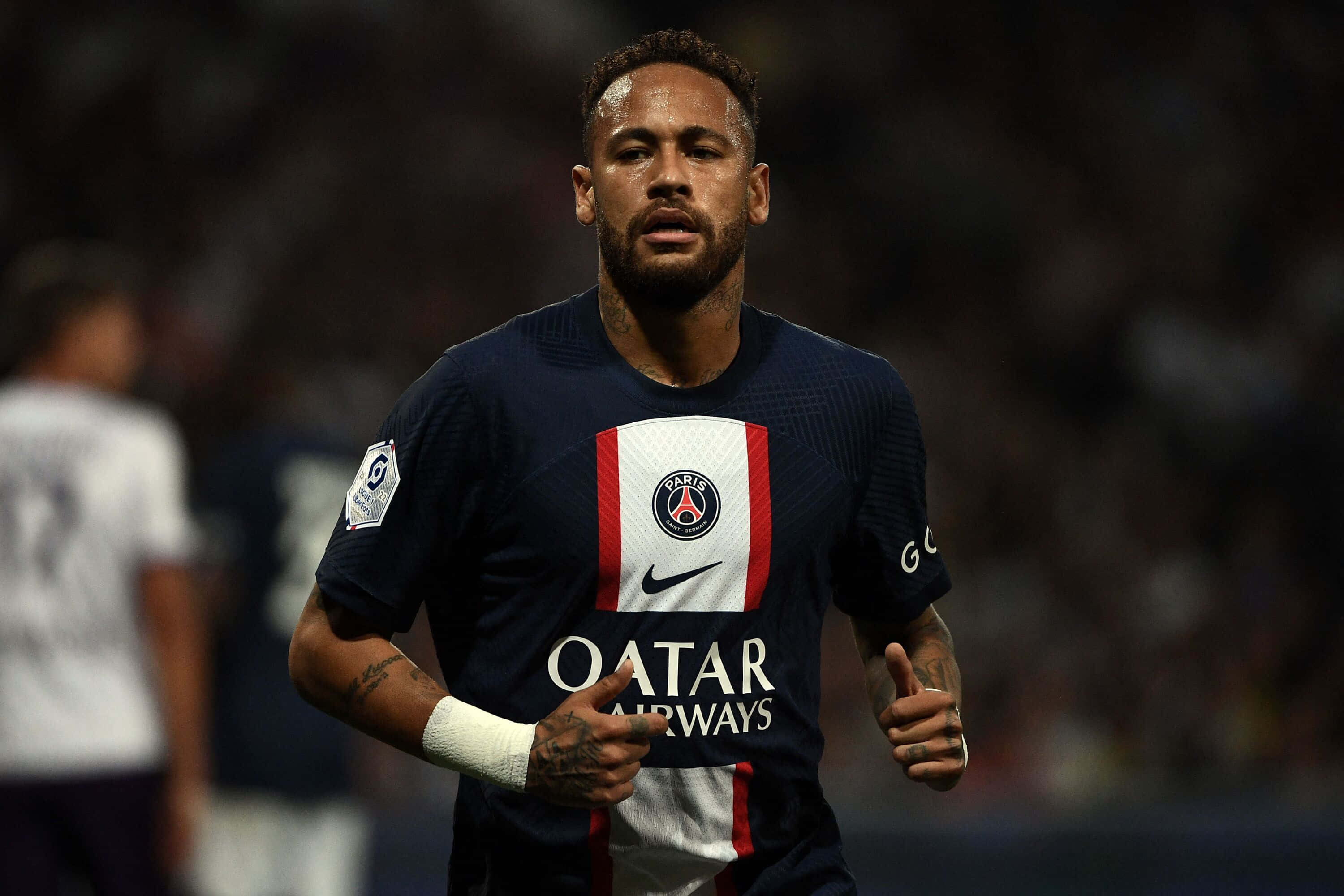 لاعب كرة قدم يركض في الملعب خلفية