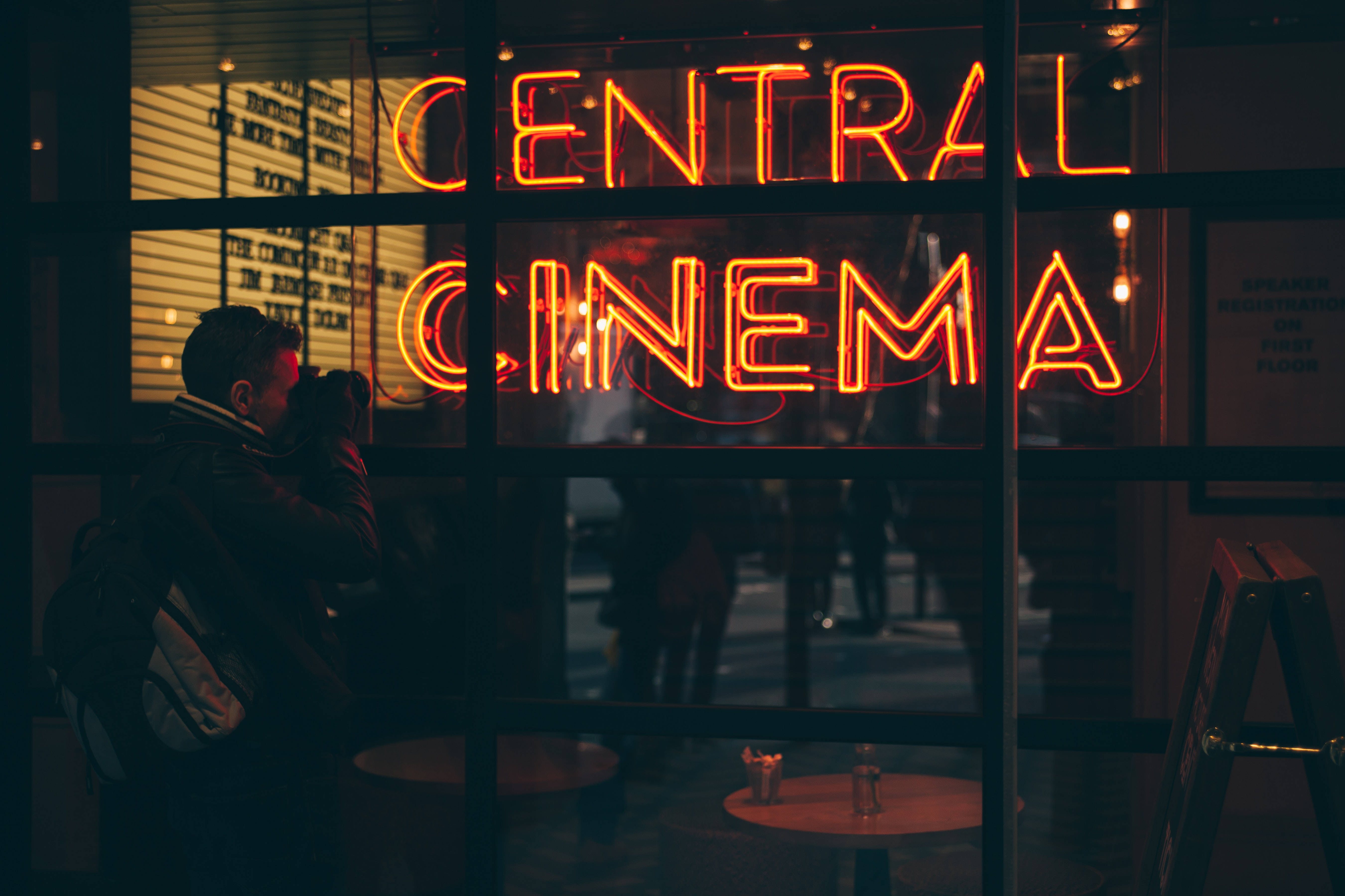 لافتة نيون سينما سنترال خلفية