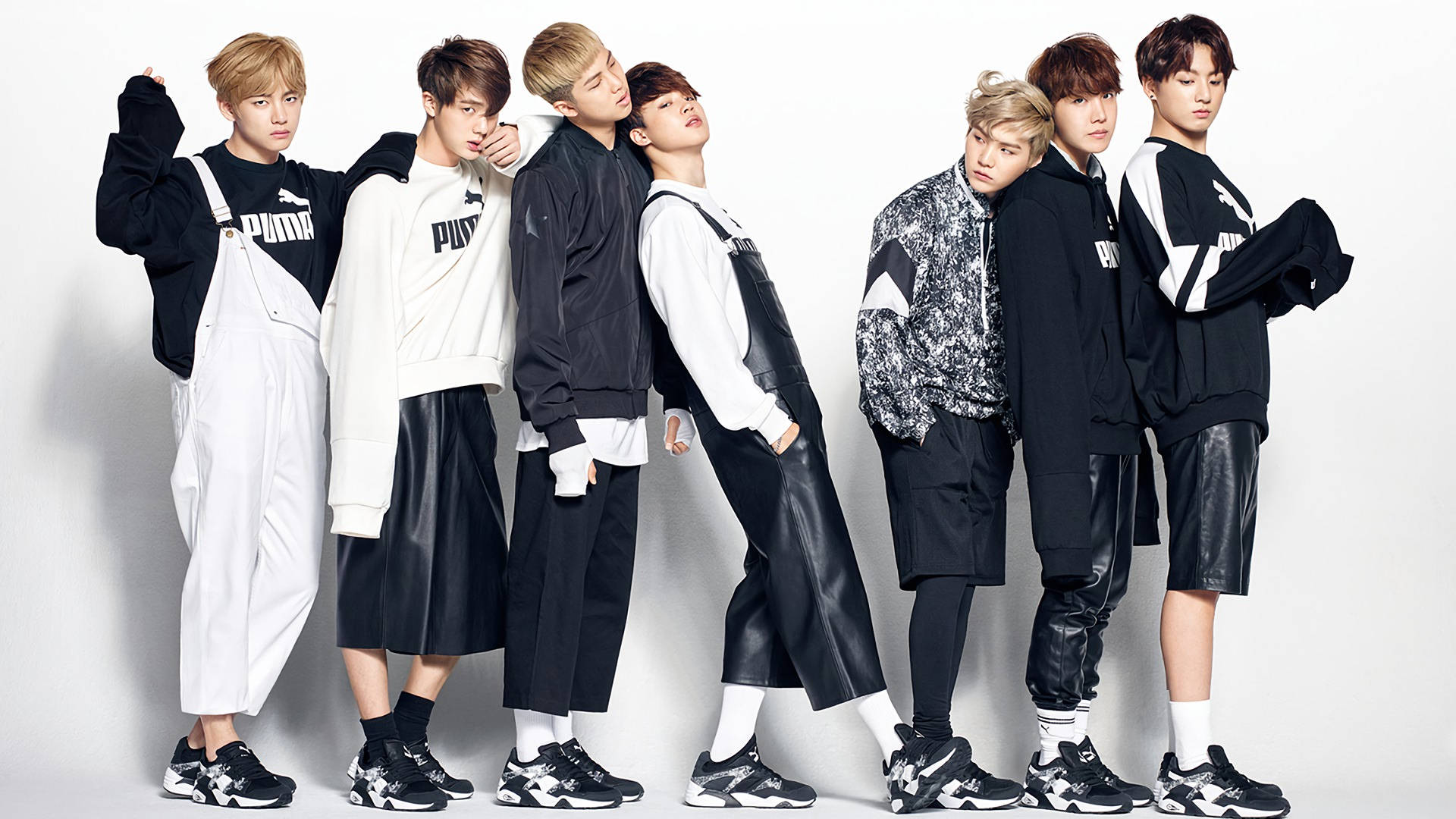 أعضاء فرقة BTS V و Jungkook و Jimin و Suga و Jin و RM و J-hope بملابس سوداء وبيضاء.