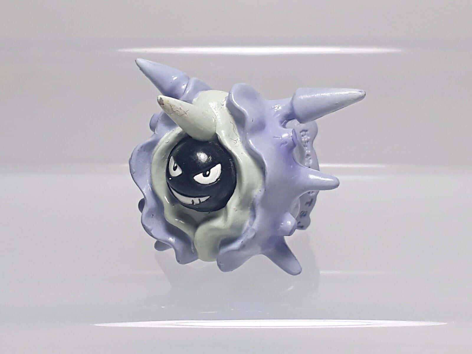 لقطة مقربة للعبة بلاستيكية من كلويستر خلفية