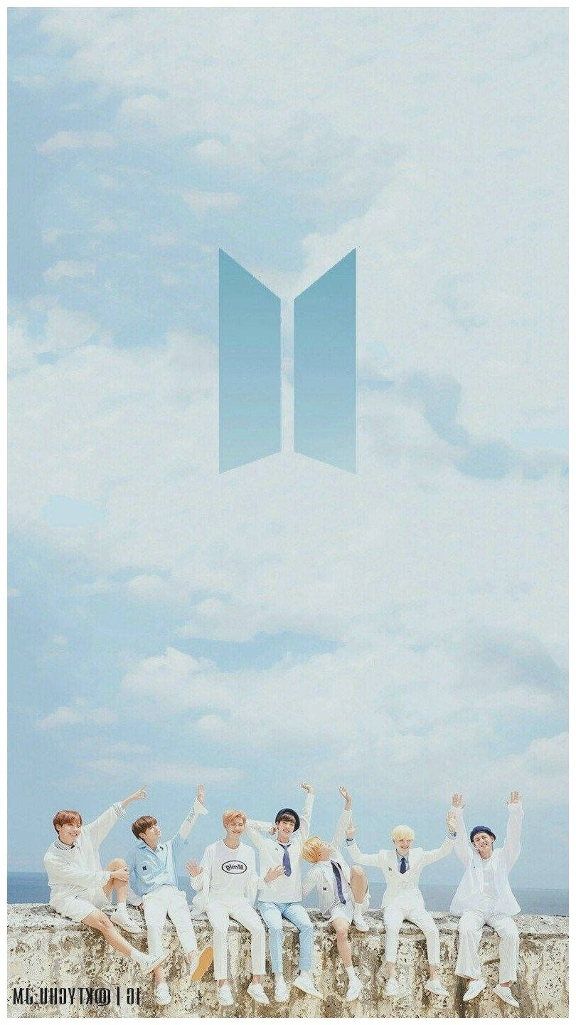 لوجو BTS الجمالي مع سماء زرقاء خلفية