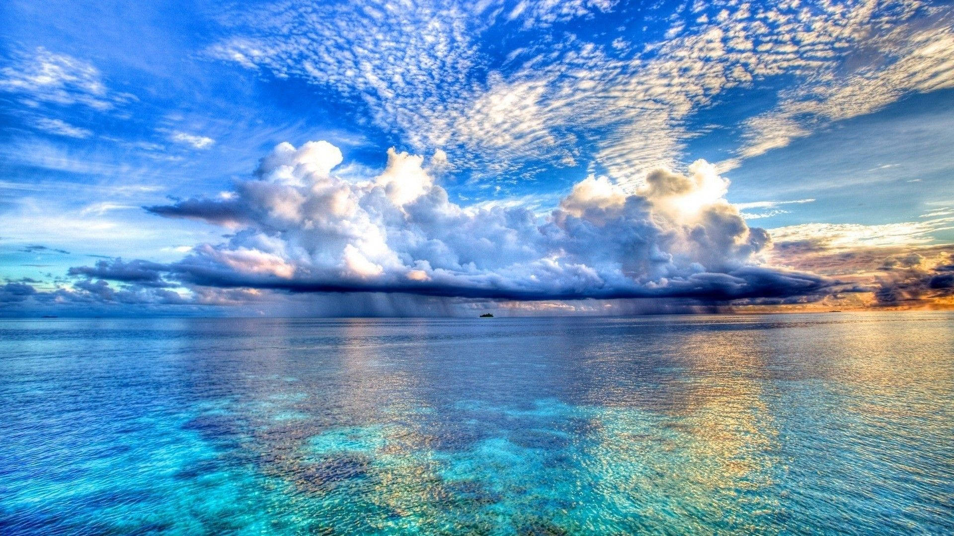 محيط جمالي وسماء غائمة خلفية