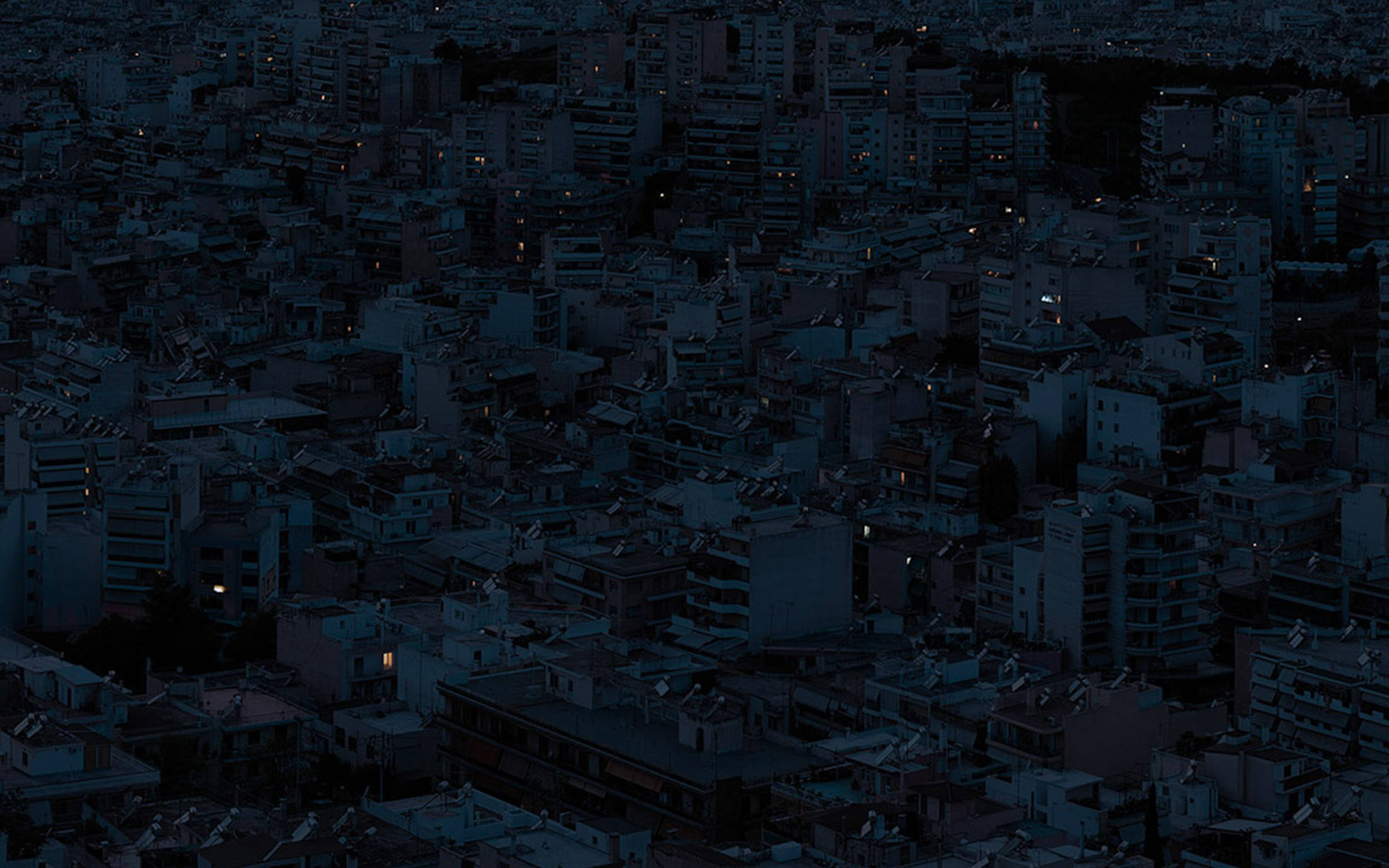 مدينة مظلمة من زاوية علوية خلفية