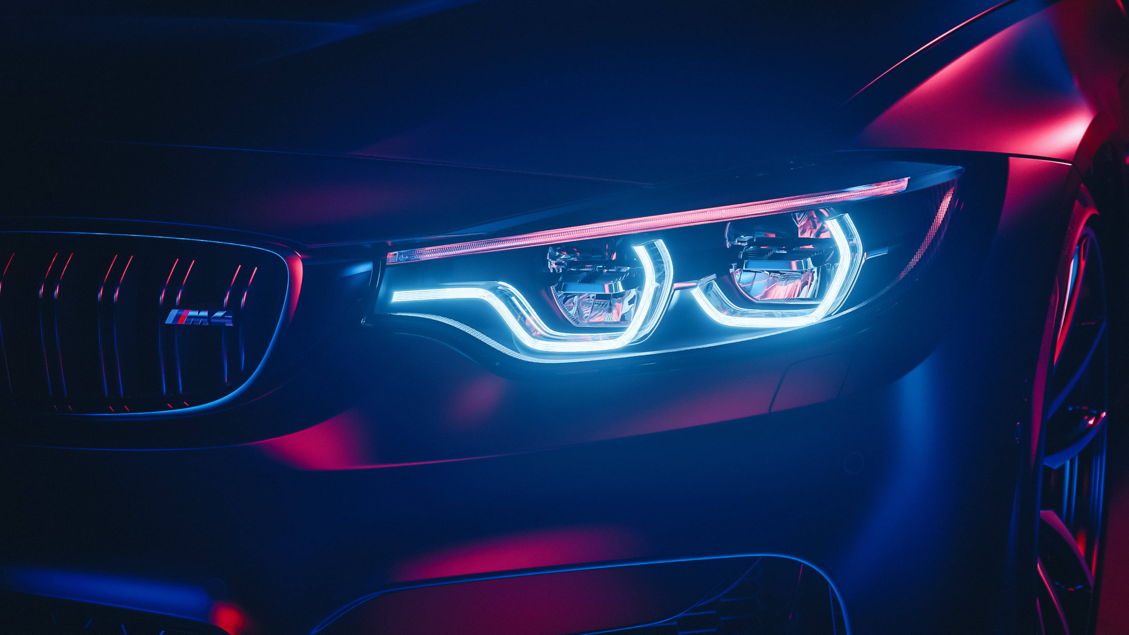 مصابيح BMW M4 الأمامية الساطعة عن قرب خلفية