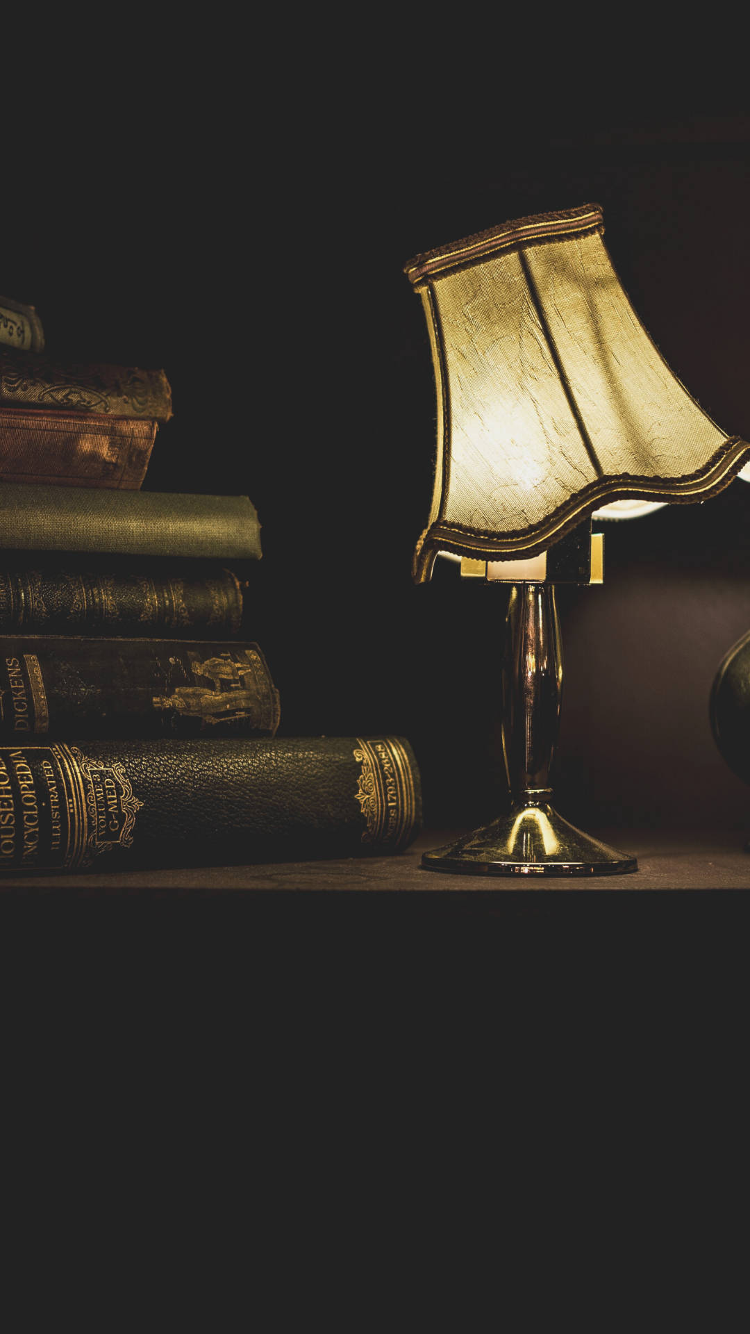 مصباح مائل بتصميم الأكاديمية المظلمة خلفية