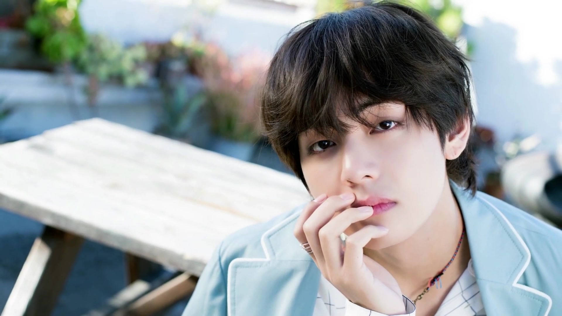 معطف BTS V الأزرق الفاتح خلفية