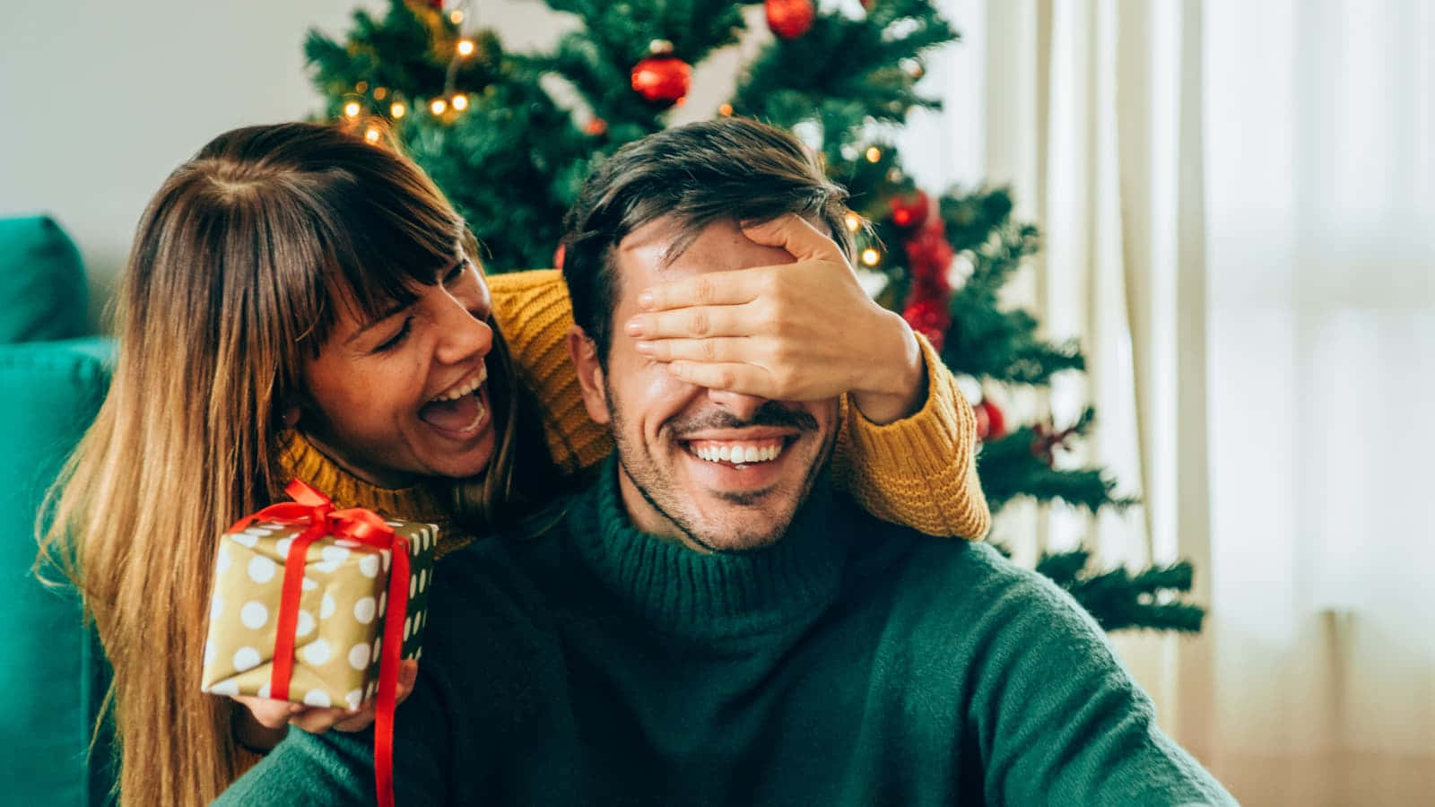 مفاجأة هدية عيد الميلاد للزوجين خلفية