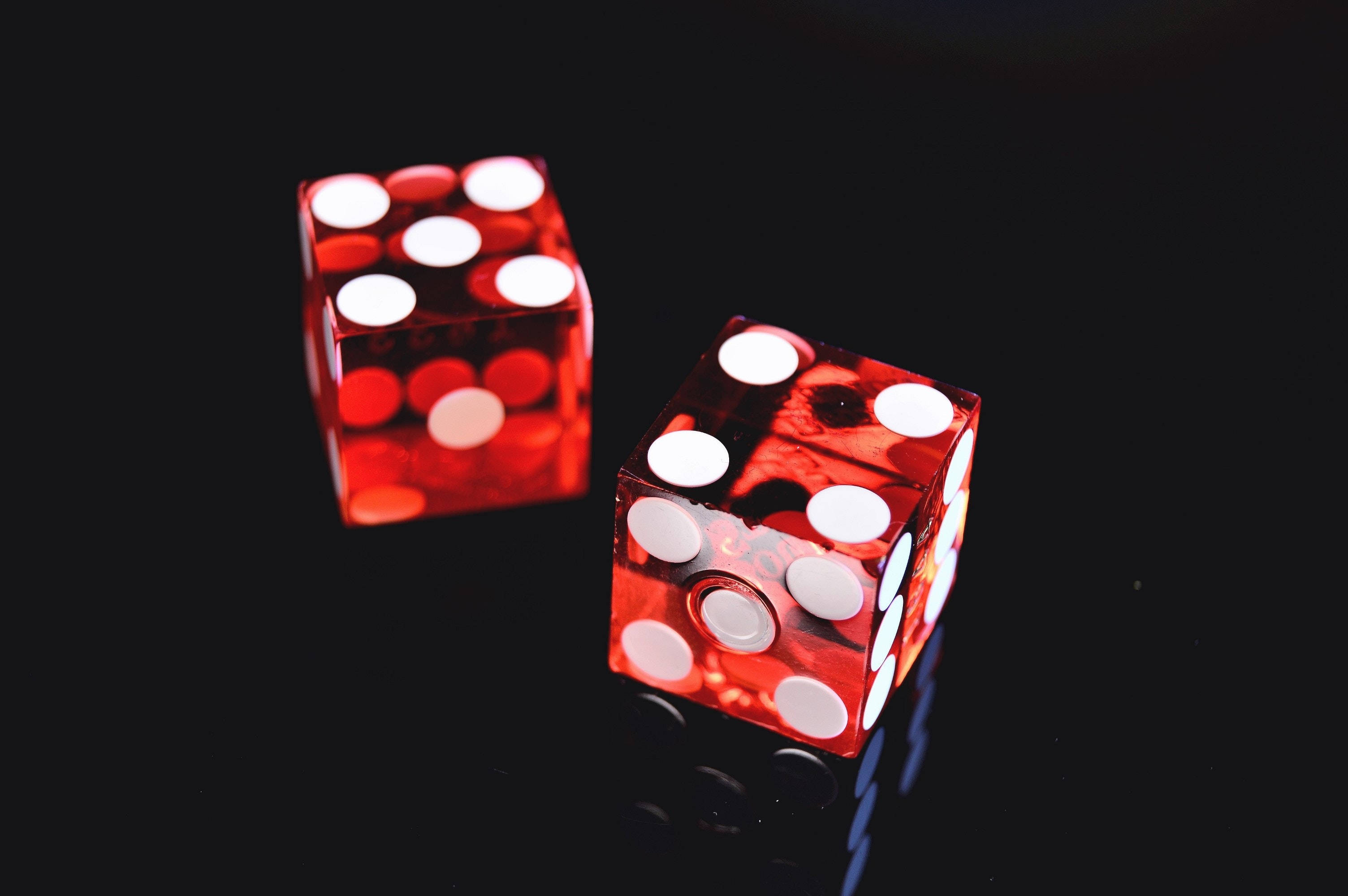 مكعبات حمراء داكنة خلفية