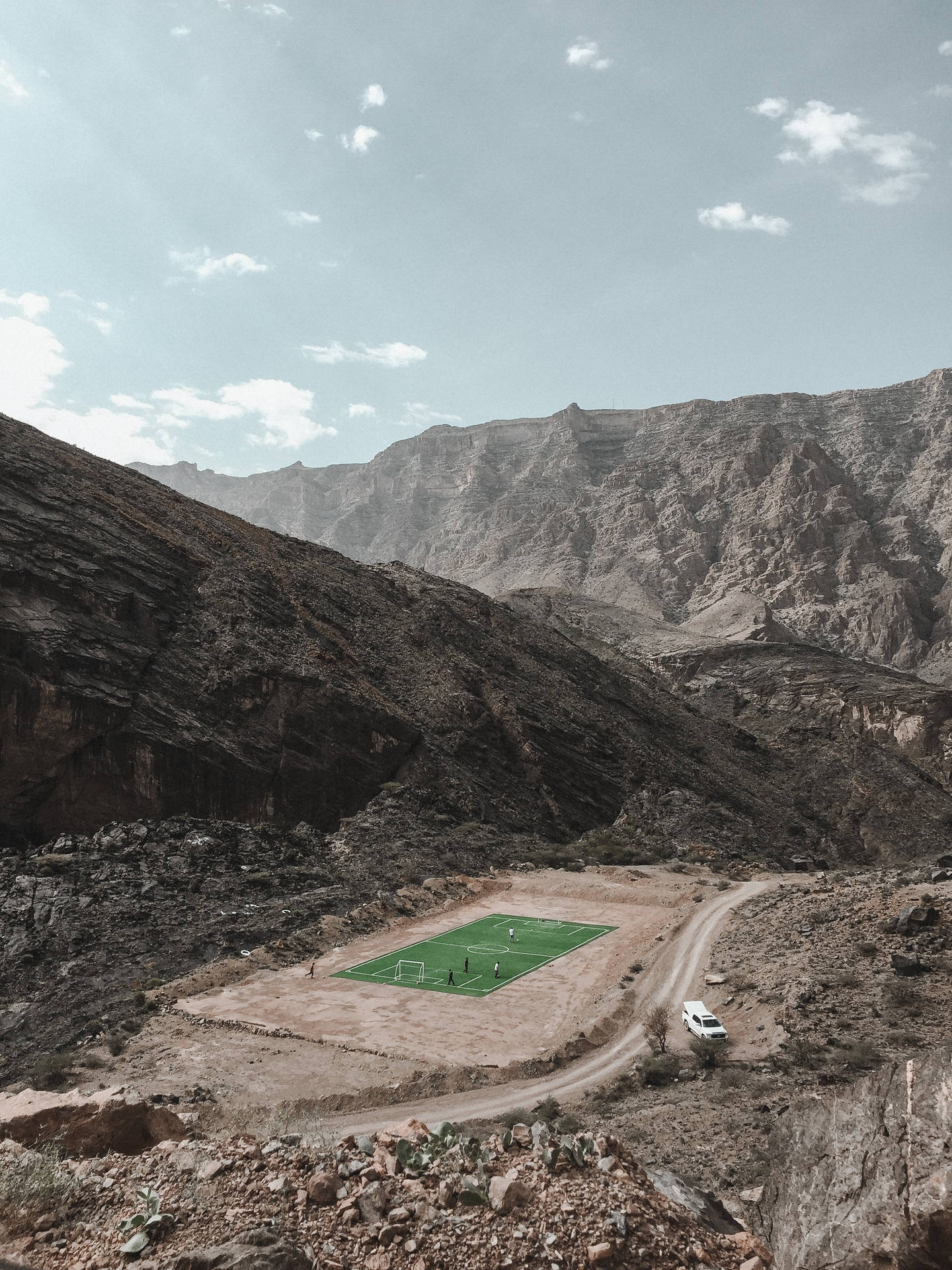 خلفية منظر علوي لملعب كرة قدم في سلسلة جبال