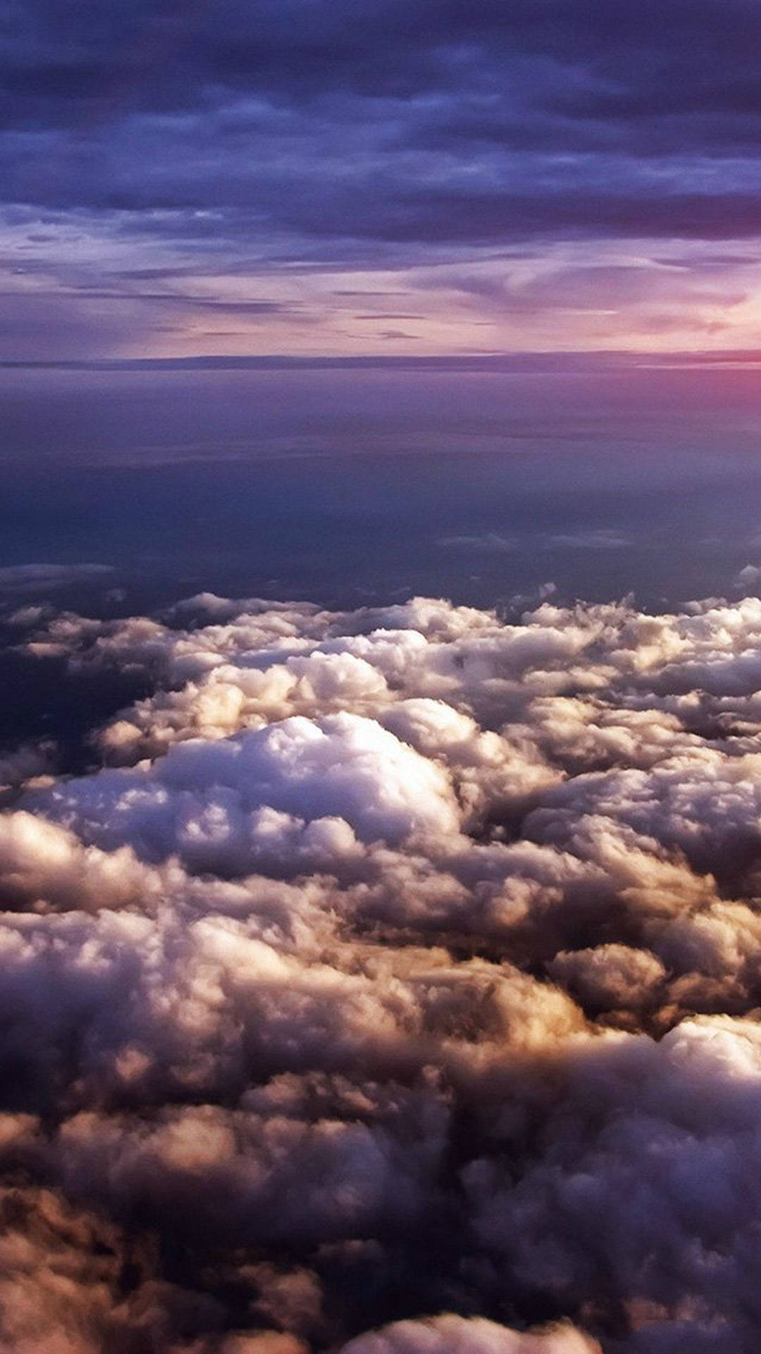 منظر السماء بالغيوم الأرجوانية خلفية