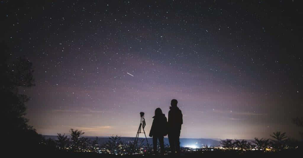 منظر ساحر للسماء الليلية مضاءة بآلاف النجوم خلفية