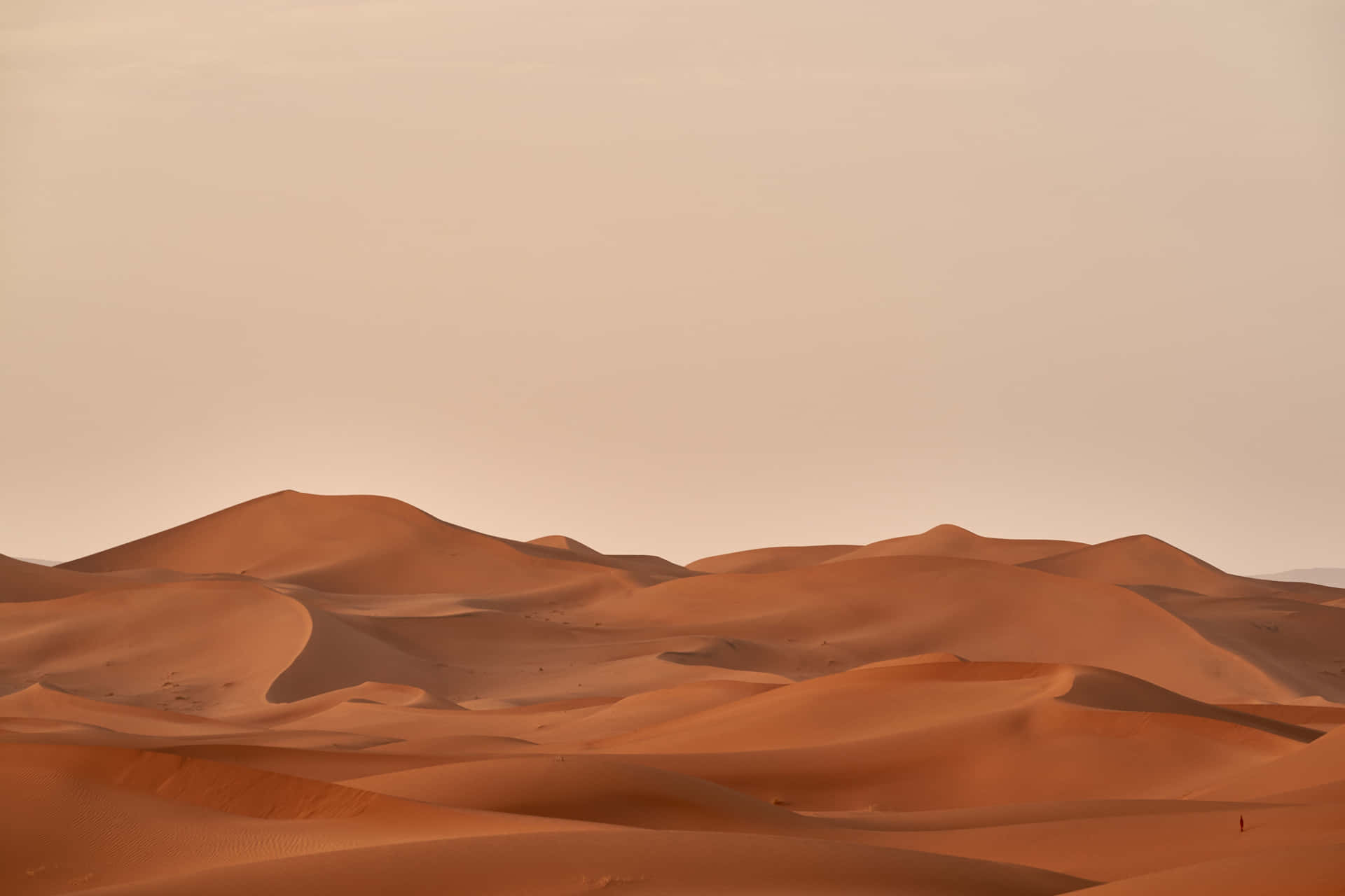 منظر صحراوي مع كثبان رملية وعاصفة رملية