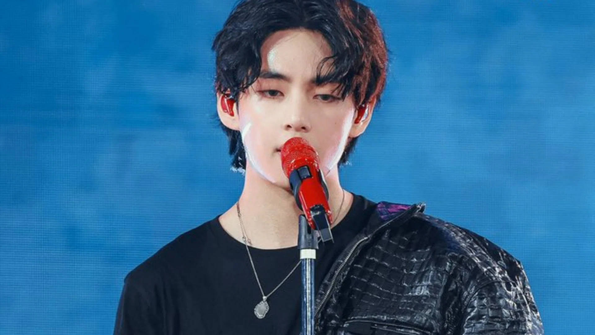 ميكروفون V الأحمر من BTS خلفية
