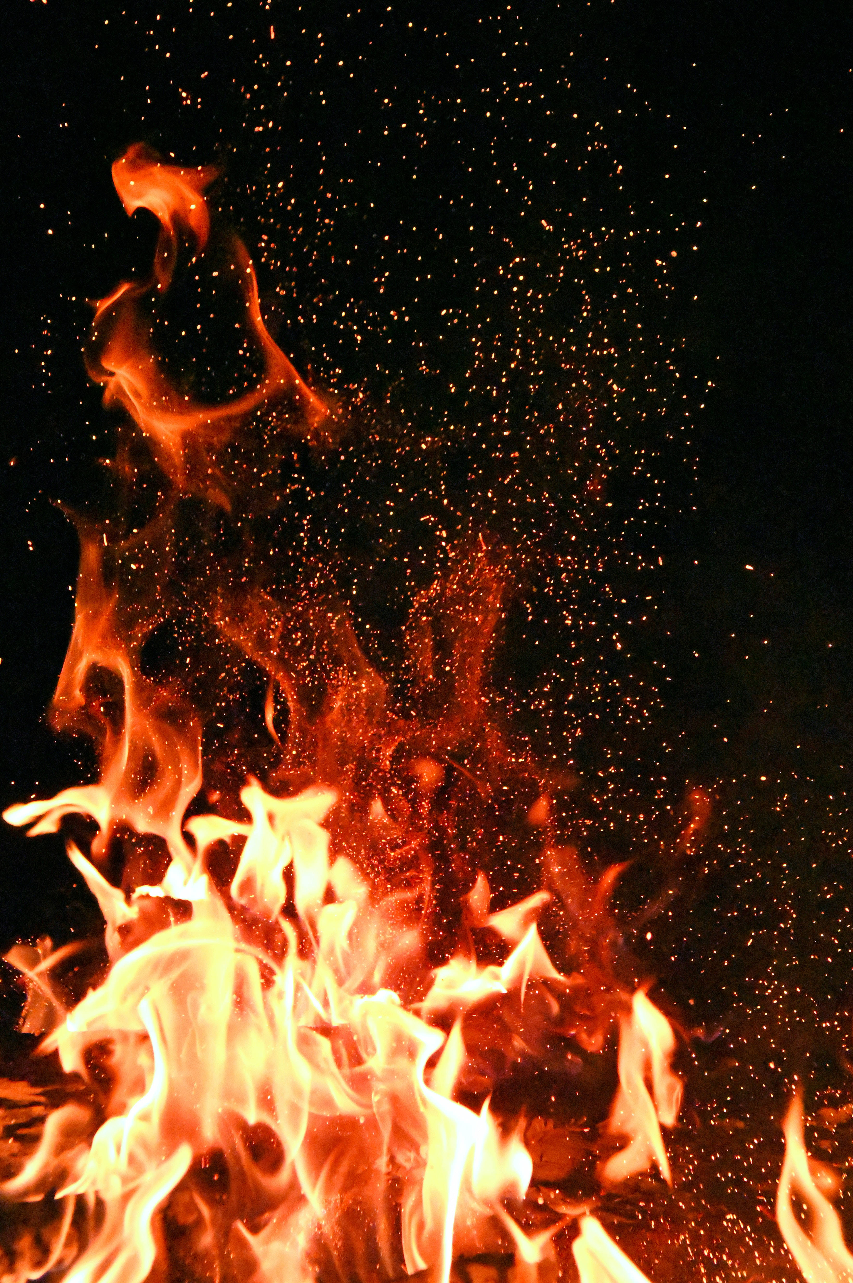 نار حمراء داكنة خلفية