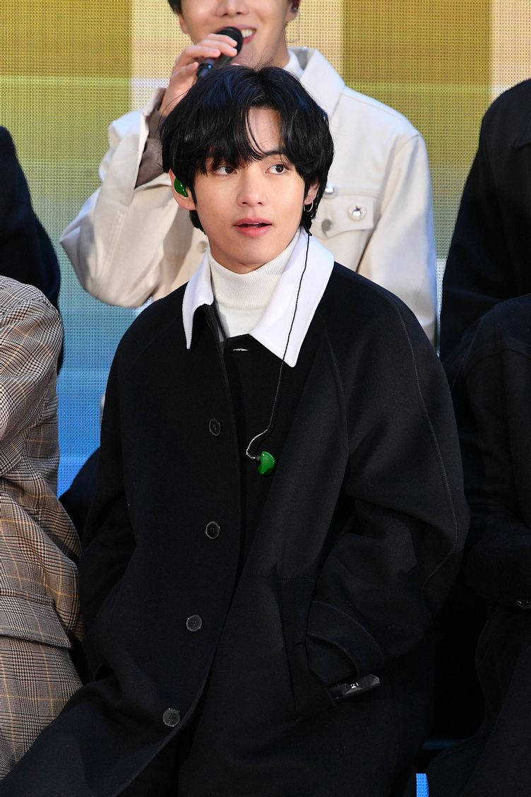 نجم BTS V في ياقة مدورة أنيقة - إطلالة تعكس تنوع الموضة خلفية