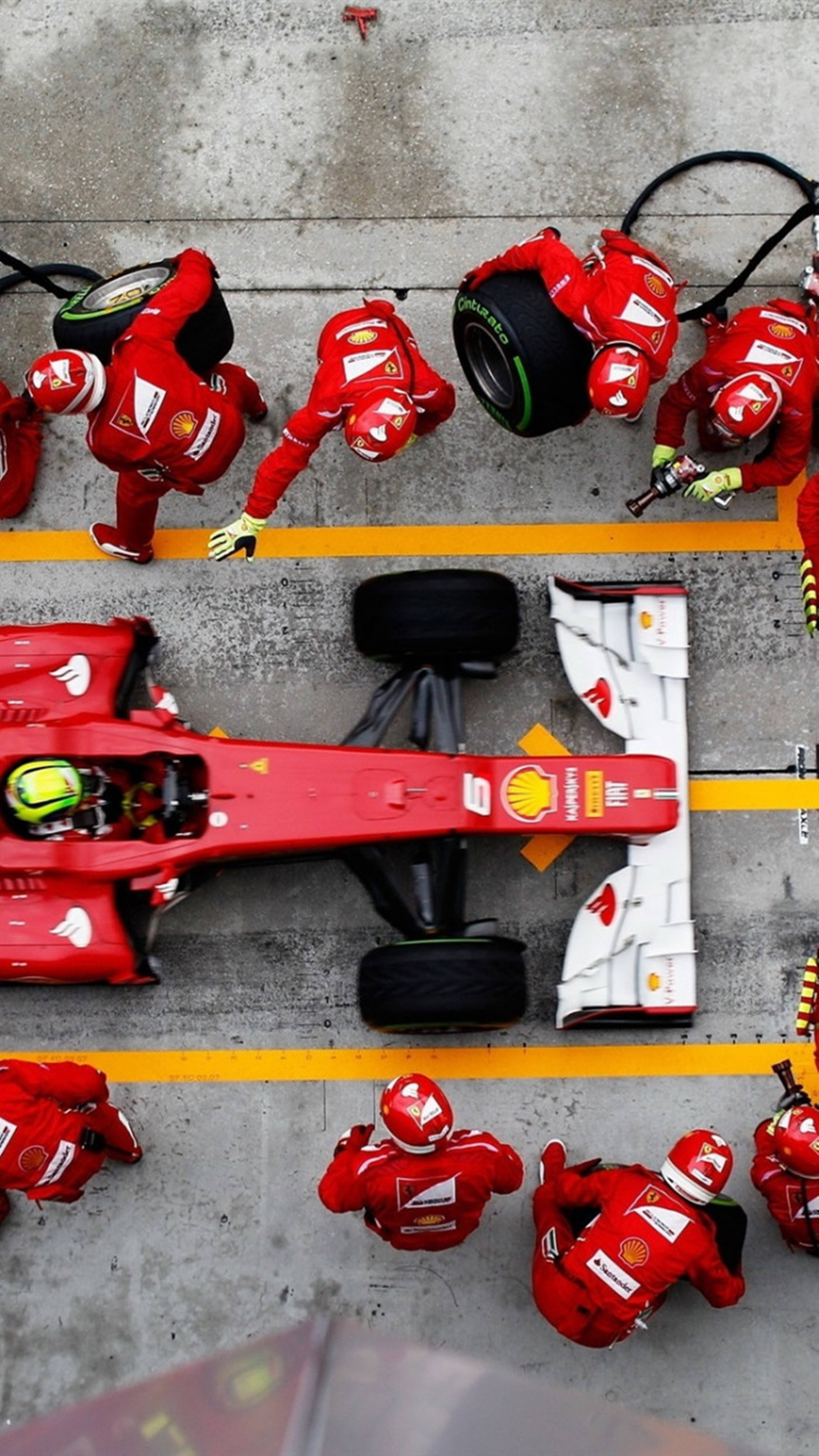 هاتف F1 مع فيراري 10 الأحمر والسائقين خلفية
