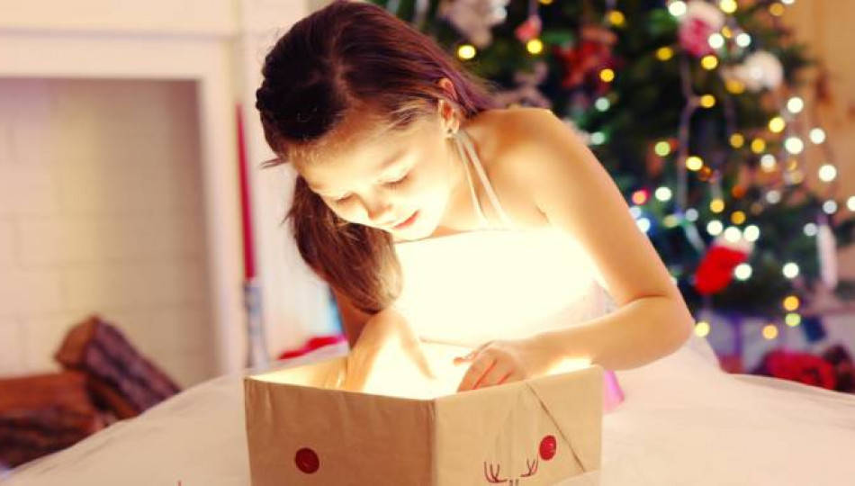 هدية عيد الميلاد لفتاة جميلة خلفية