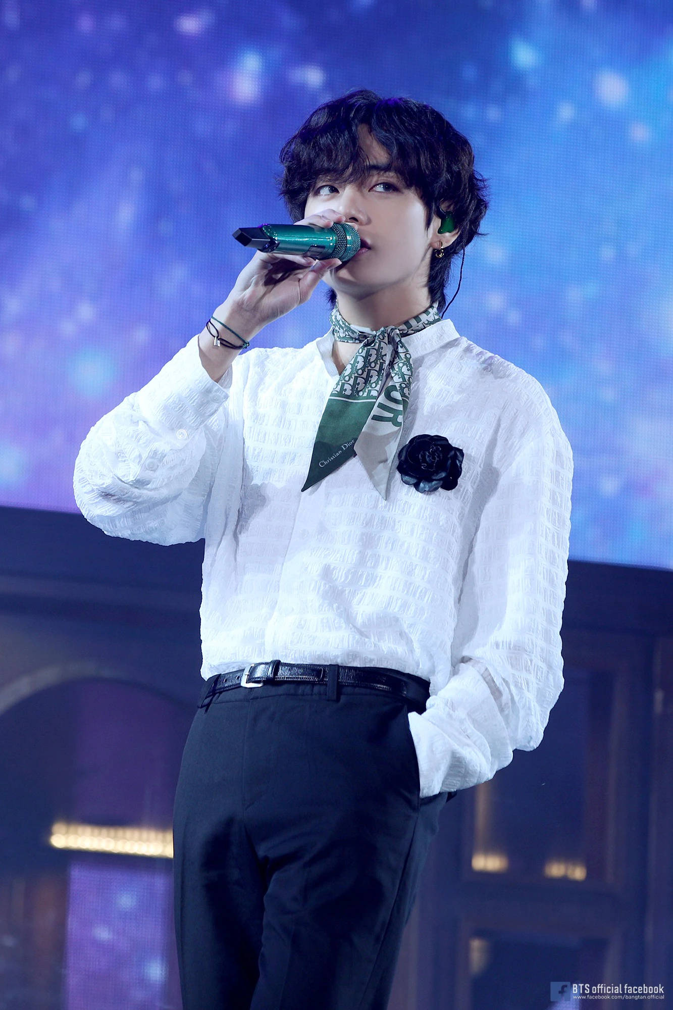 وشاح BTS V من ديور خلفية