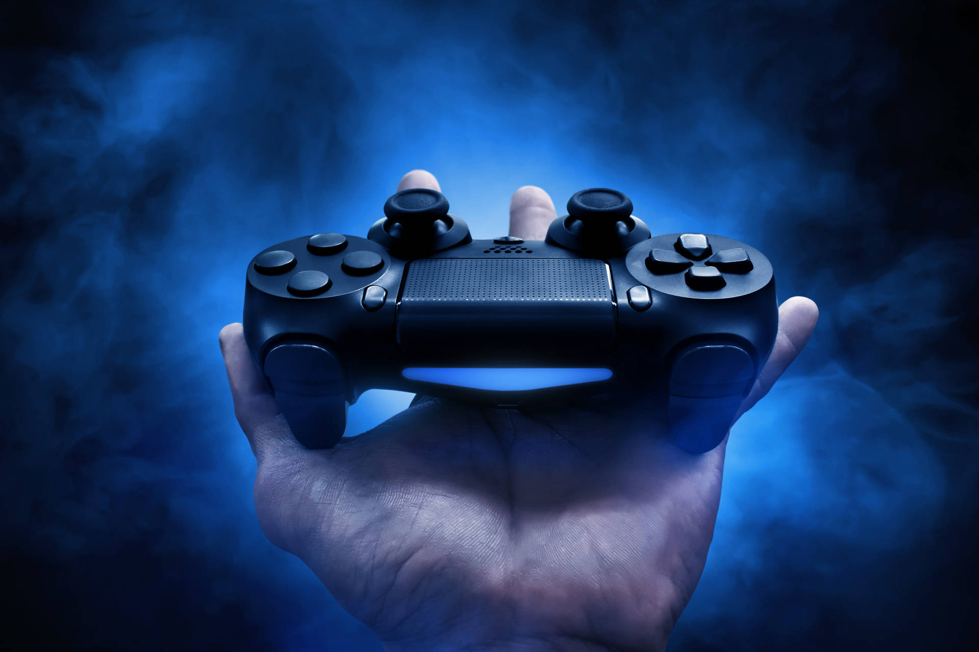 خلفية يد تحمل ذراع تحكم للألعاب