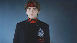 BTS V اللطيف بالأسود والأحمر