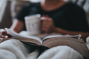 خلفية بأجواء كتاب دافئة — كتاب جمالي خلفية