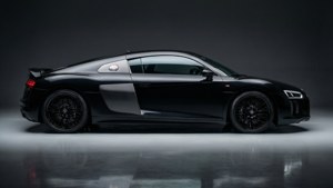 سيارة أودي R8 سوداء ملتقطة في بيئة استوديو نظيفة، مع التركيز على تصميمها الأنيق.