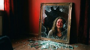 مرآة مكسورة تعكس شخصًا يبكي بعاطفة. — إيمو جمالي متحرك خلفية