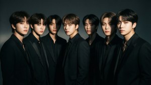 فرقة BTS ببدلات سوداء أنيقة مع إضاءة درامية على غرار أفلام النوار.
