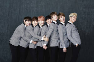 بدلة منقوشة أنيقة مع أعضاء BTS على اللابتوب — بي تي اس لابتوب خلفية