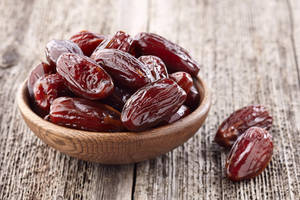 تمر أحمر عضوي بدقة عالية