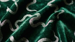 مخمل أخضر داكن مع نقوش فضية للثعابين لجدارية فاخرة بتصميم سليذرين.