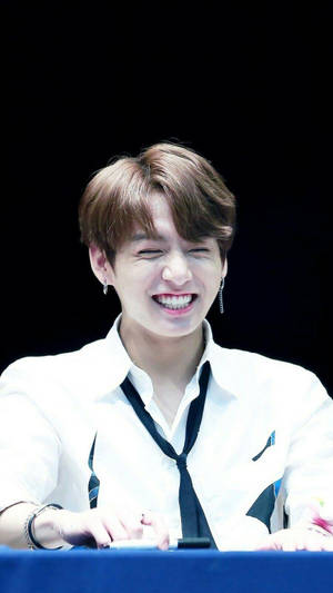 جونغكوك من BTS يبتسم بلطف في لقاء المعجبين