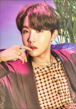 جيهوب من BTS لطيف بقميص بني