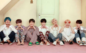 خلفية سطح مكتب BTS مع إشارات القلب عند الباب — بي تي إس سطح المكتب خلفية