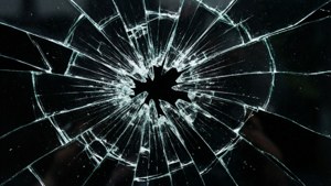 نمط زجاج محطم على خلفية سوداء، جمالية حادة.