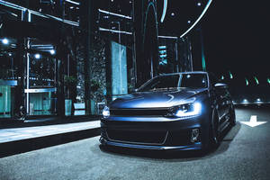 سيارة سوداء مذهلة في الظلام 4k