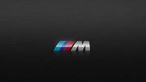 شعار BMW M على خلفية خشب أسود — بي إم دبليو خلفية
