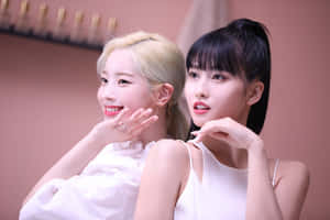 صورة جماعية ساحرة لفرقة TWICE — 트와이스 خلفية