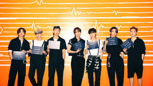 خلفية صورة جماعية لأعضاء BTS بأسلوب البطاقة الجنائية — لطيف bts خلفية