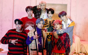 خلفية صورة جماعية لفرقة BTS بإطلالات عصرية — صورة جماعية لفرقة bts متحركة خلفية