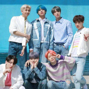 فرقة BTS اللطيفة تتألق معًا أمام جدار أزرق — بي تي إس سطح المكتب خلفية