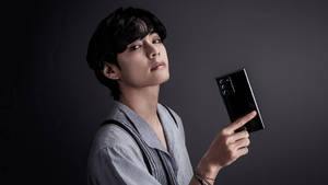فن تصوير V من BTS مع هاتف — جمالية bts خلفية