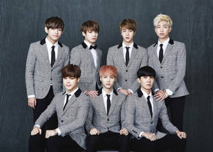 لابتوب رائع من BTS ببدلة منقوشة رمادية