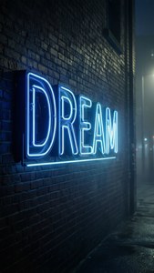 لافتة نيون زرقاء داكنة مكتوب عليها 'DREAM' على جدار من الطوب في زقاق ضبابي. — أزرق داكن جمالي خلفية