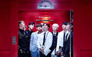 مجموعة BTS اللطيفة في مصعد أحمر — بي تي إس خلفية