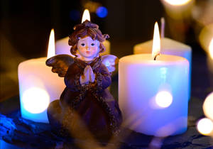 خلفية ملاك عيد الميلاد وشموع بيضاء