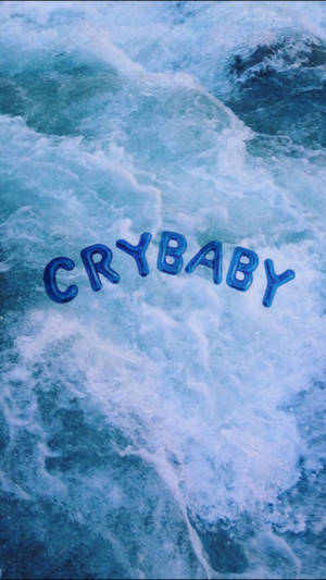 خلفية جمالية زرقاء باردة لحروف بالون كبيرة مكتوب عليها "Crybaby" تطفو على محيط أو بحر أزرق.