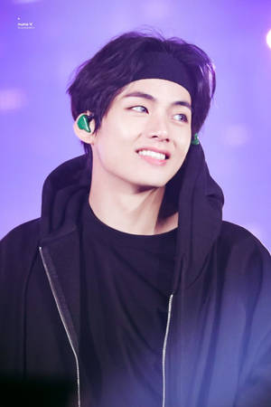 نجم BTS V يرتدي سترة سوداء وعصابة رأس